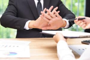Businessman says no or hold on when businesswoman giving pen for signing a contract | LAW FIRM CHANGE CONSULTANTS | LAW FIRM CHANGE CONSULTANTS Fremdbesitzverbot bestätigt, Kapital trotzdem im Markt: Was das Halmer-Urteil des EuGH für Kanzleien, Governance und Investitionsfähigkeit bedeutet.